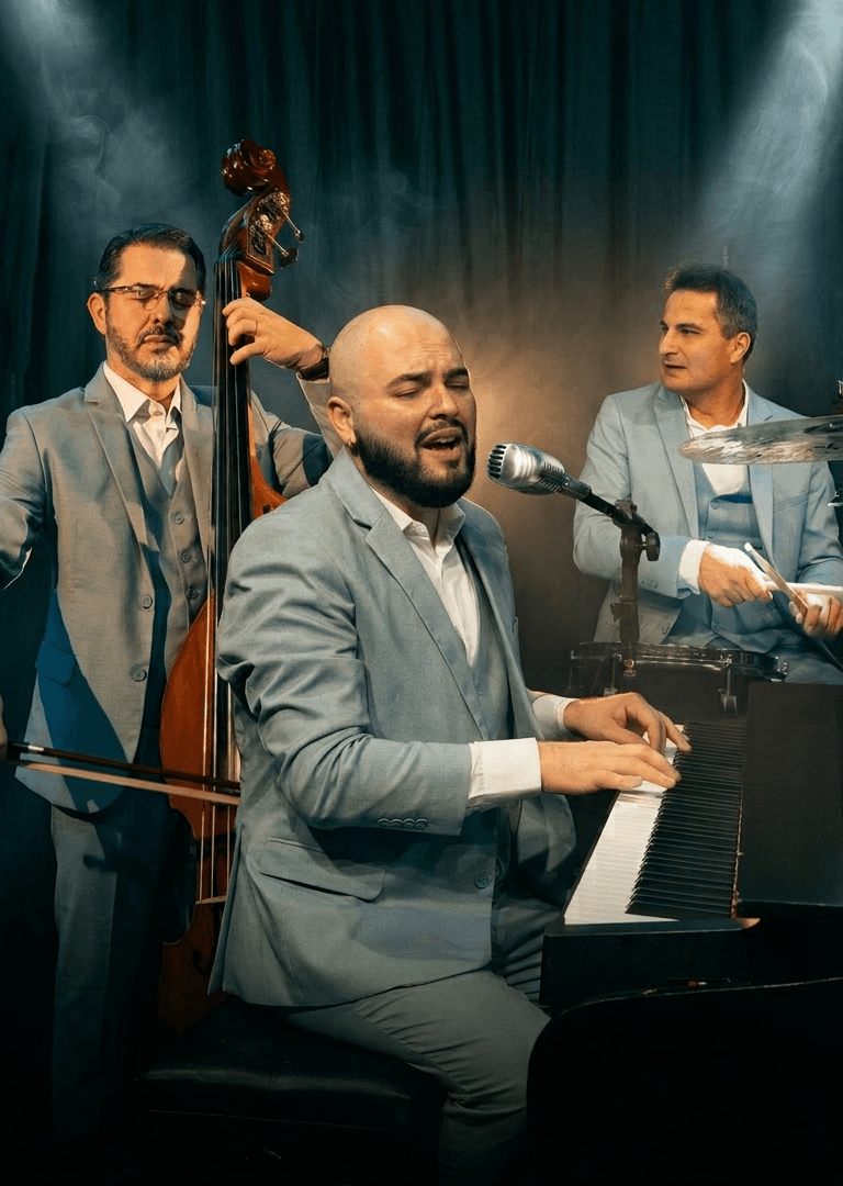 Imagem de um show do Mistura Fina Classic Trio