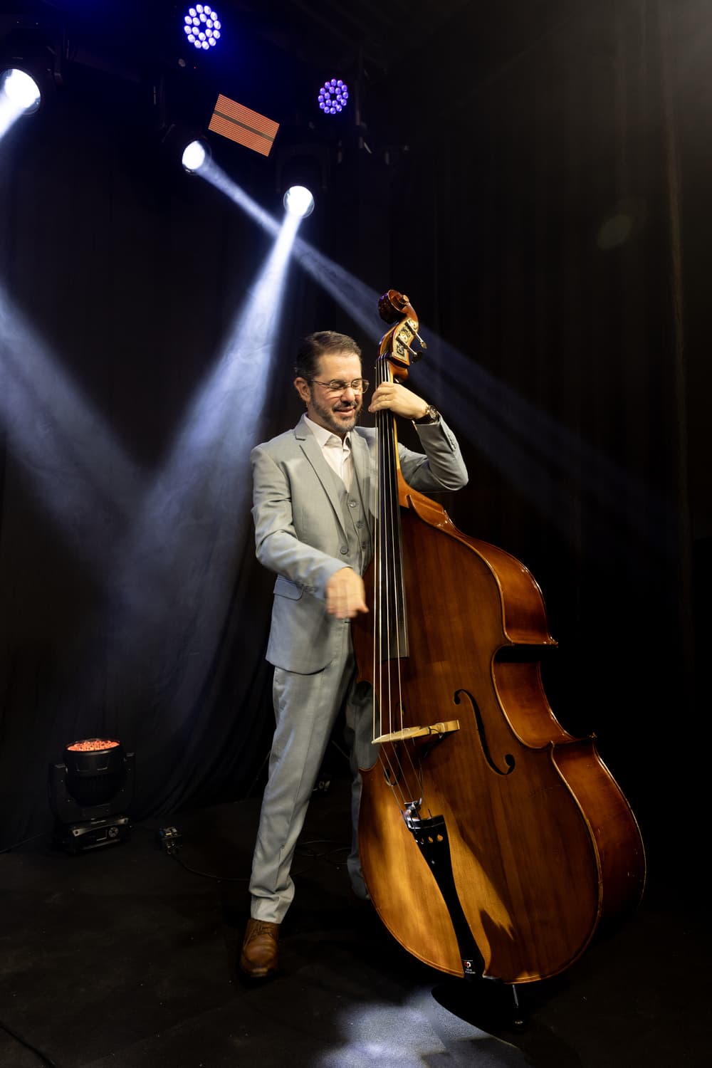 Músico do Mistura Fina Classic Trio em apresentação